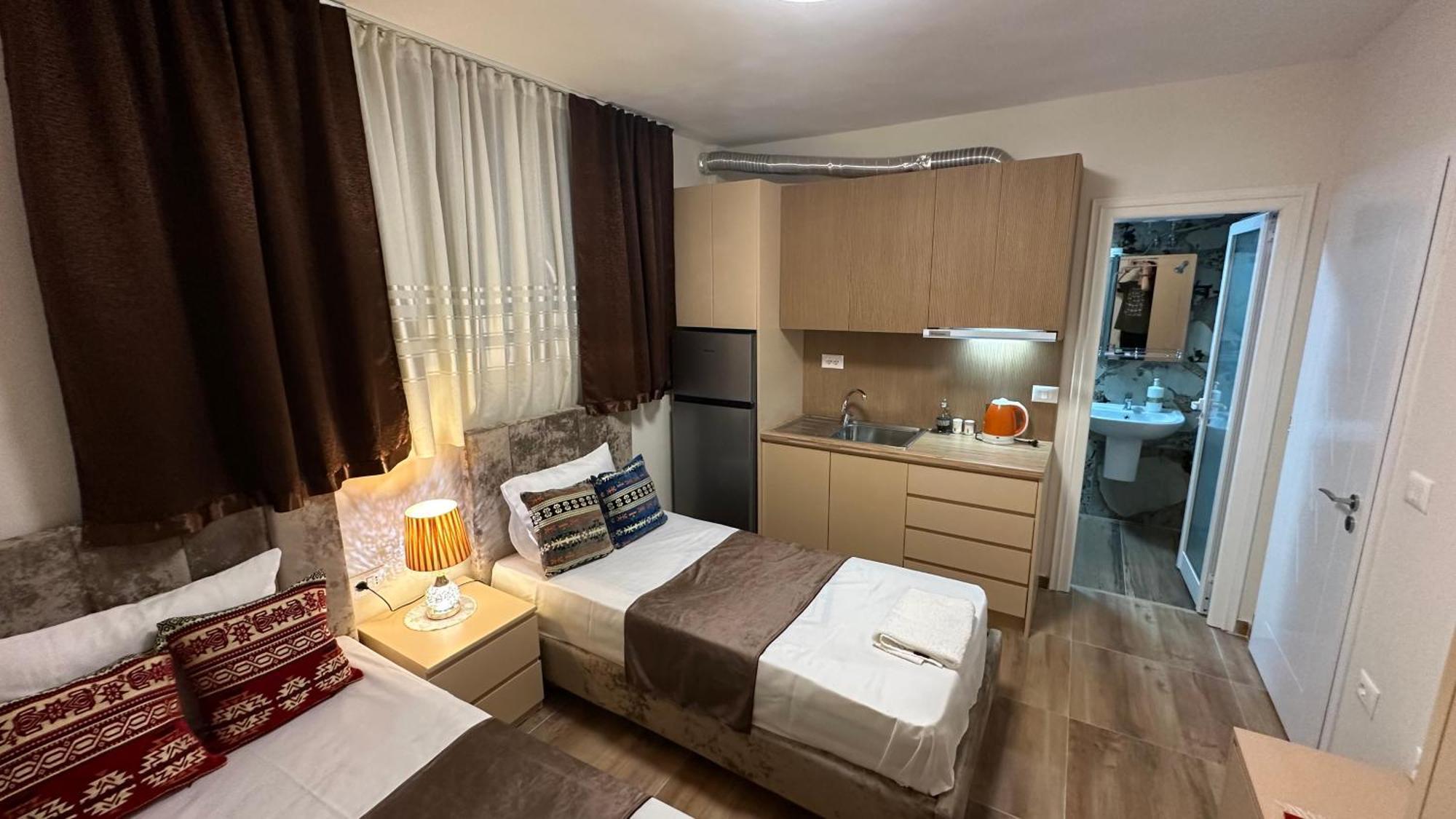 Cozy Centrally Located For Two 2, 10 Min Walk From Center Apartment Tirana