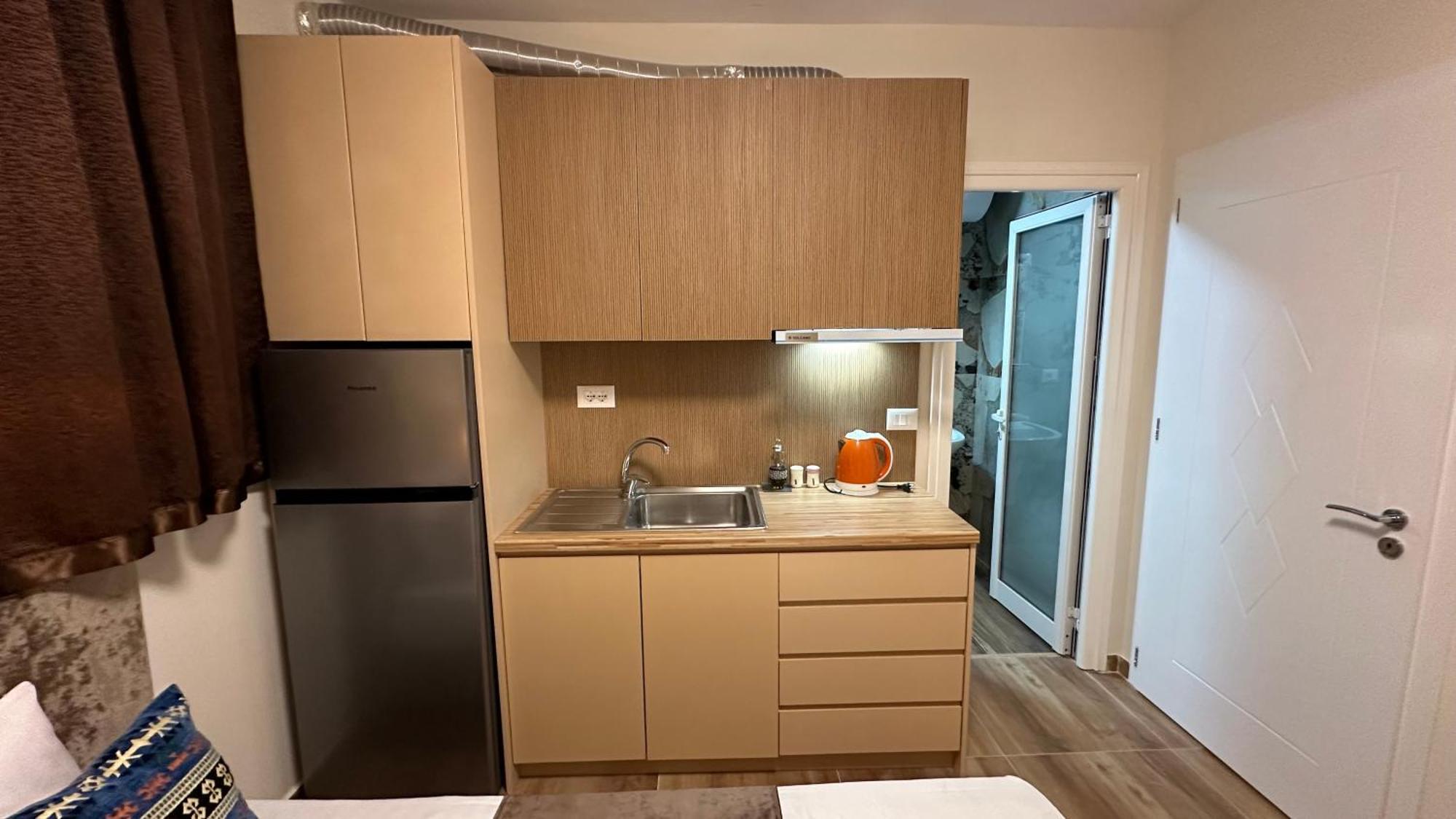 Apartment Cozy Centrally Located For Two 2, 10 Min Walk From Center Tirana