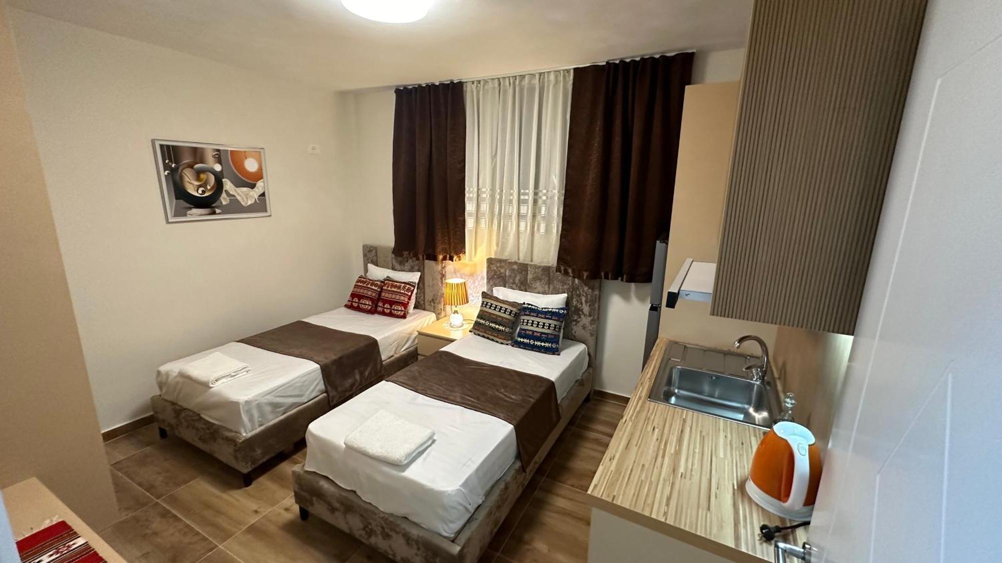 Cozy Centrally Located For Two 2, 10 Min Walk From Center Apartment