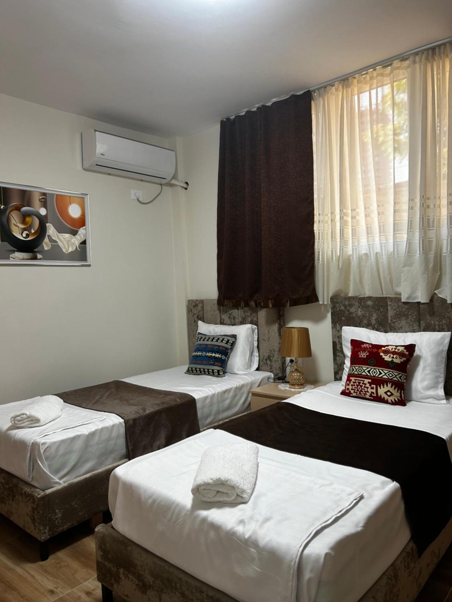 Cozy Centrally Located For Two 2, 10 Min Walk From Center Apartment Tirana